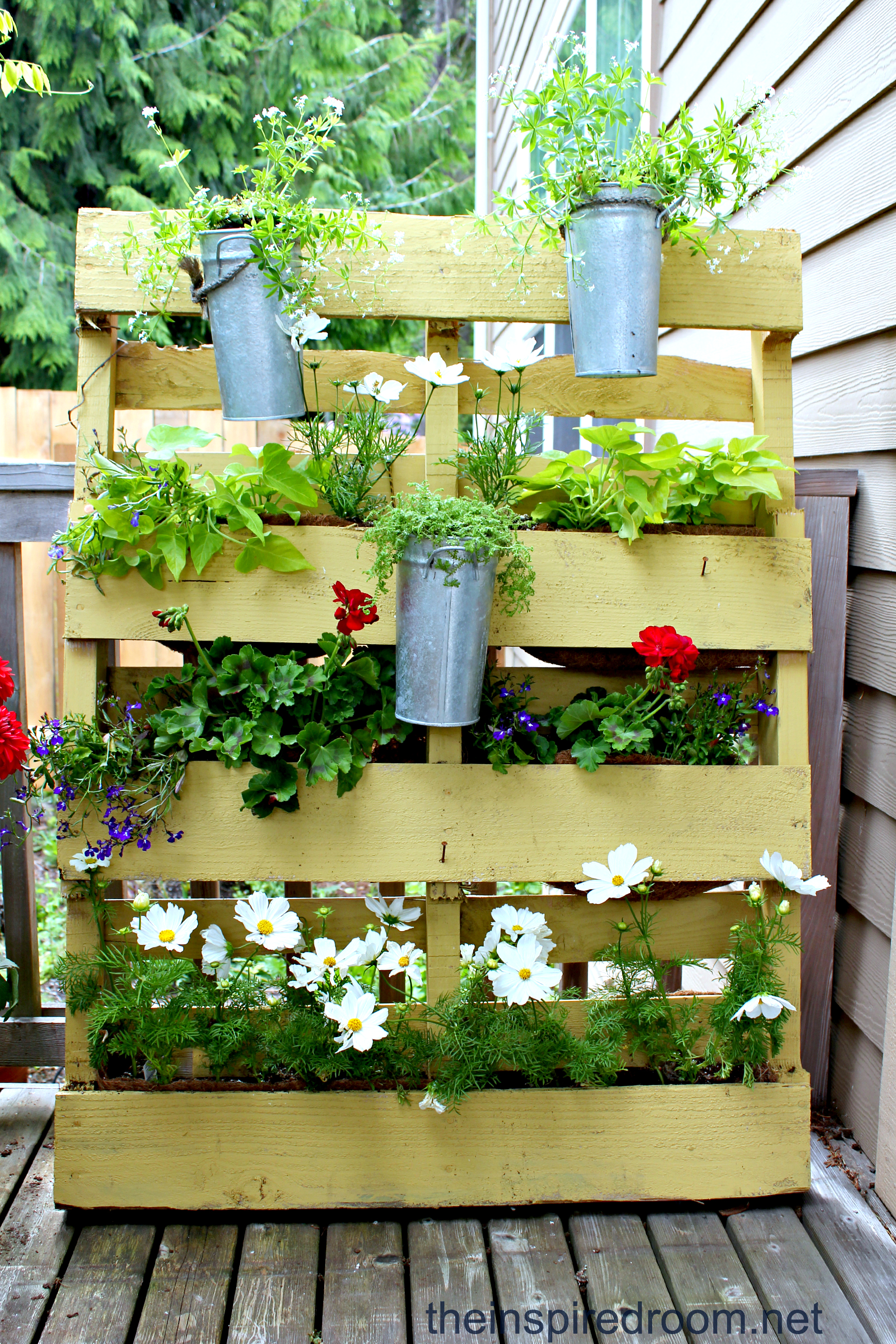 The Pallet Garden {re-mix 2012} - The Inspired Room