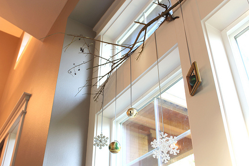 Tips for How to Hang Garland, Wreaths and Stockings {without nails}