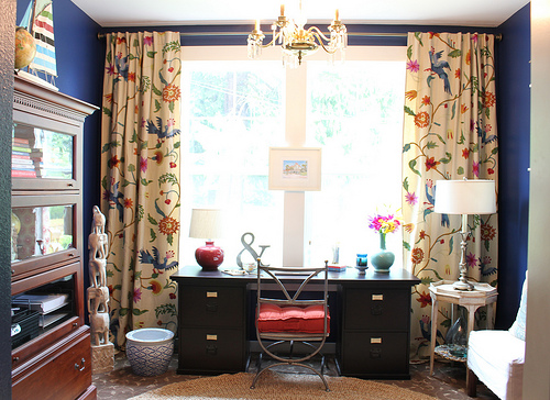 https://theinspiredroom.net/wp-content/uploads/2012/06/home-office-makeover-anthropologie-curtains-navy-wall-black-desk.jpeg