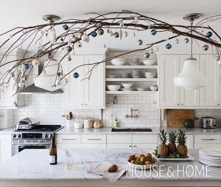 How to Decorate the Kitchen for Christmas (3-Step Formula)