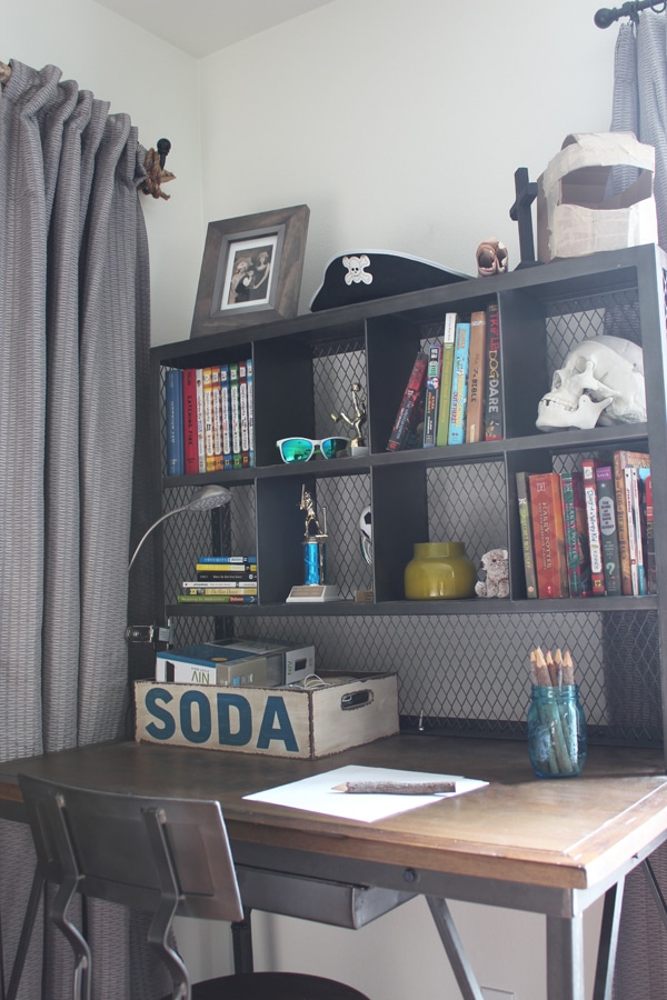 boys bedroom with desk