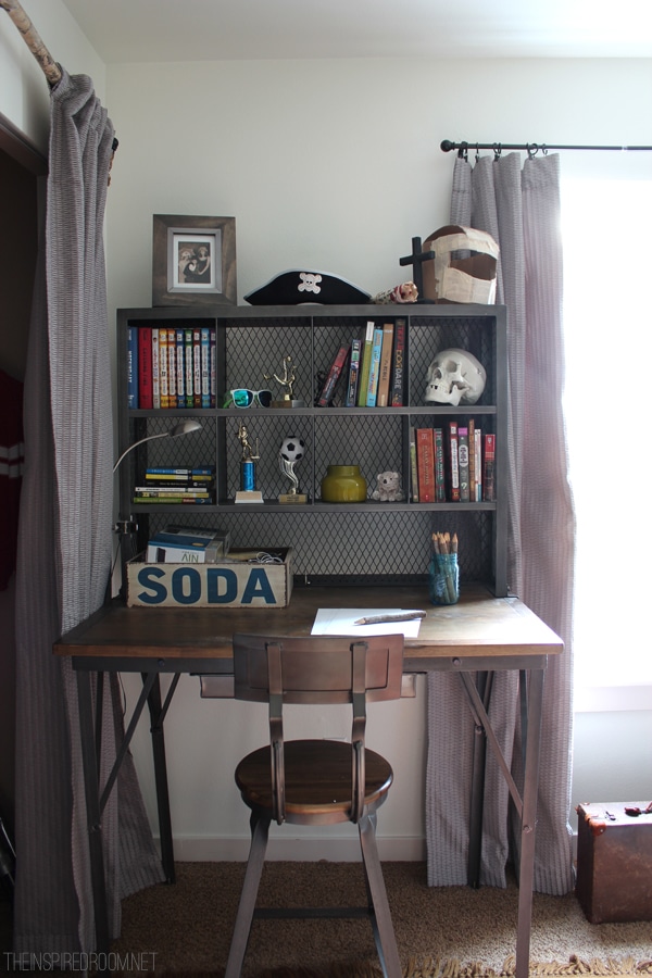 Boys on sale bedroom desk