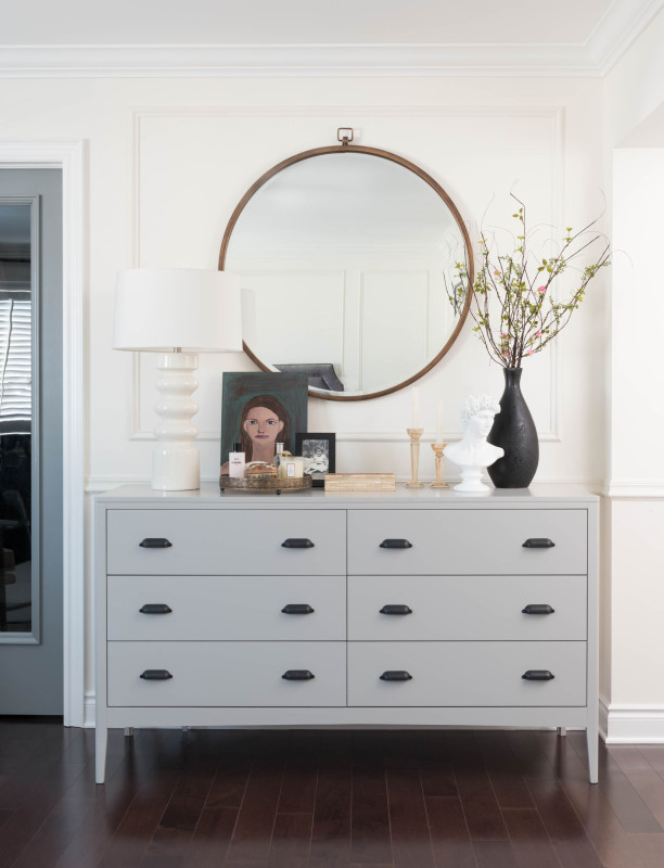 Round mirror above deals dresser