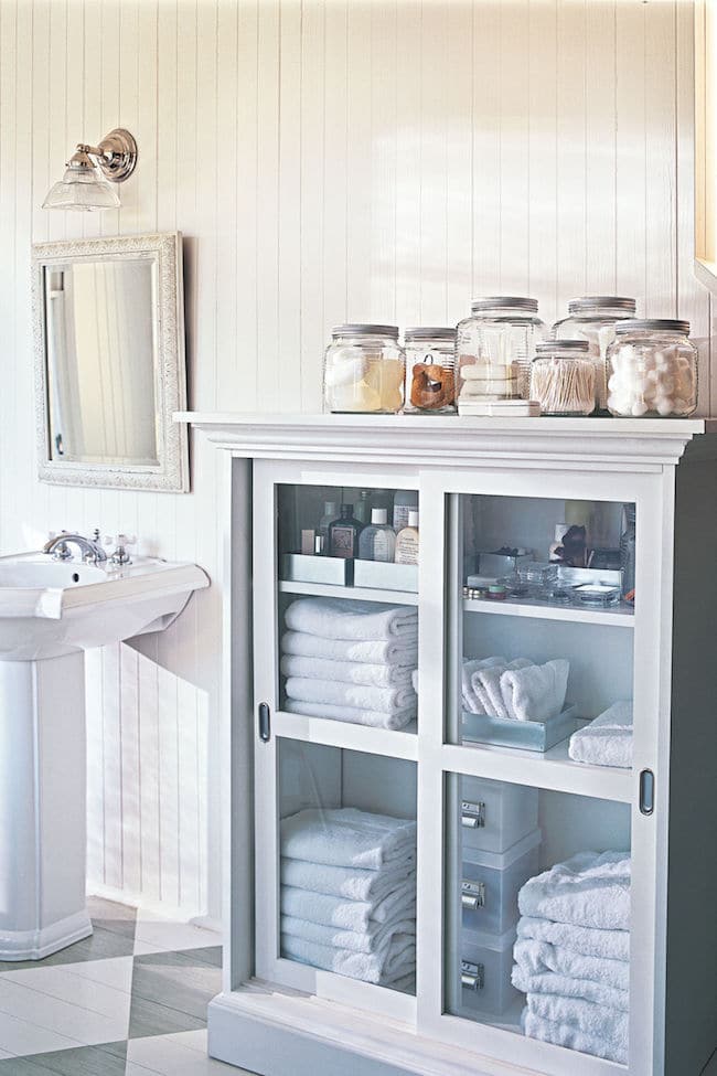 https://theinspiredroom.net/wp-content/uploads/2017/02/Organized-bathroom-cabinet-with-glass-jars.jpg