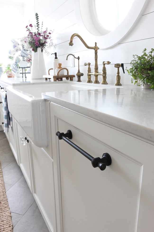 How to Mix & Match Kitchen Hardware Finishes & Styles