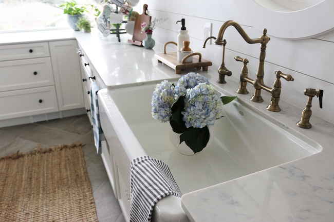 https://theinspiredroom.net/wp-content/uploads/2017/04/Farmhouse-Kitchen-Sink-The-Inspired-Room.jpg