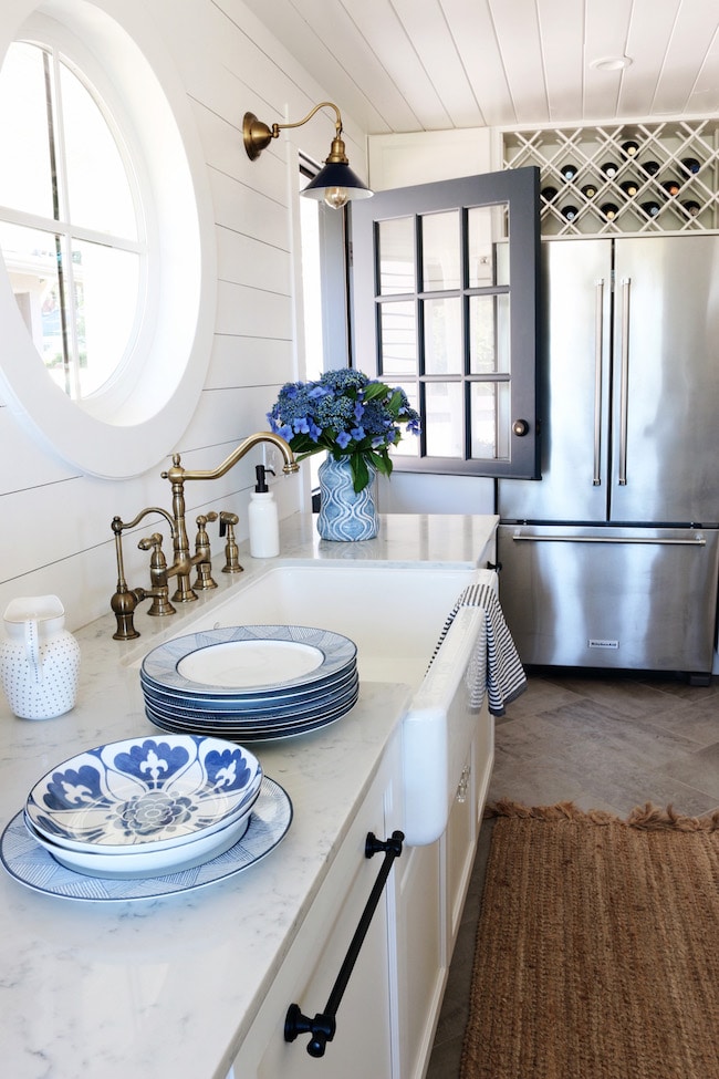 https://theinspiredroom.net/wp-content/uploads/2018/07/Shiplap-Kitchen-with-Farmhouse-Sink-The-Inspired-Room.jpg