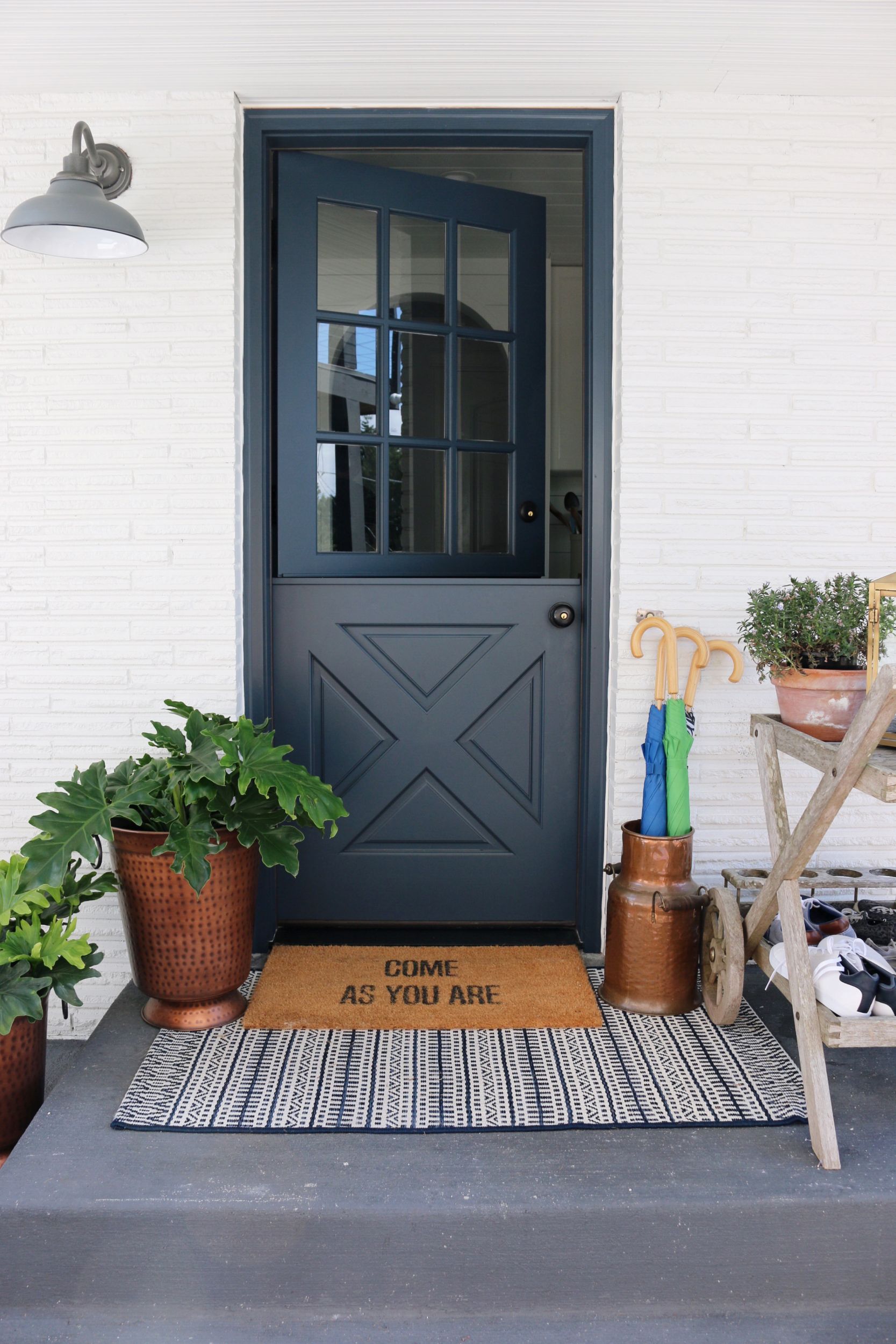 Easy Spring Front Porch Makeover Ideas HOW TO LAYER FRONT DOOR