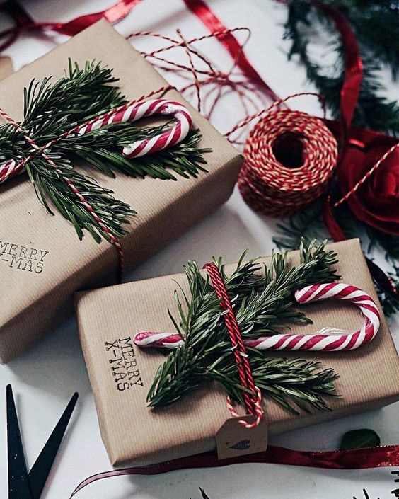 Using brown kraft paper as a Christmas tablecloth is a festive