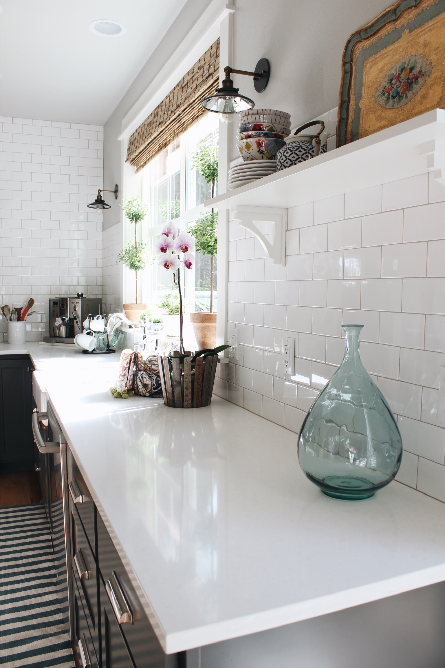 https://theinspiredroom.net/wp-content/uploads/2020/01/kitchen-white-quartz-counters.jpg