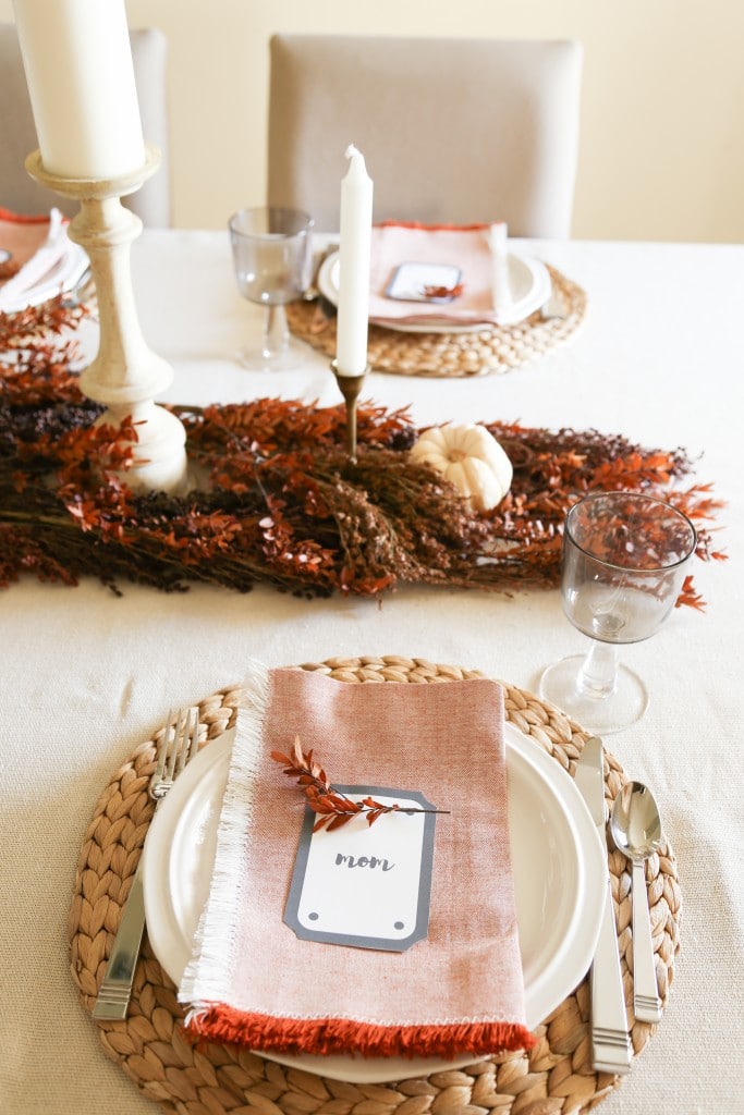 Simple and Charming Thanksgiving Table Decorating Ideas