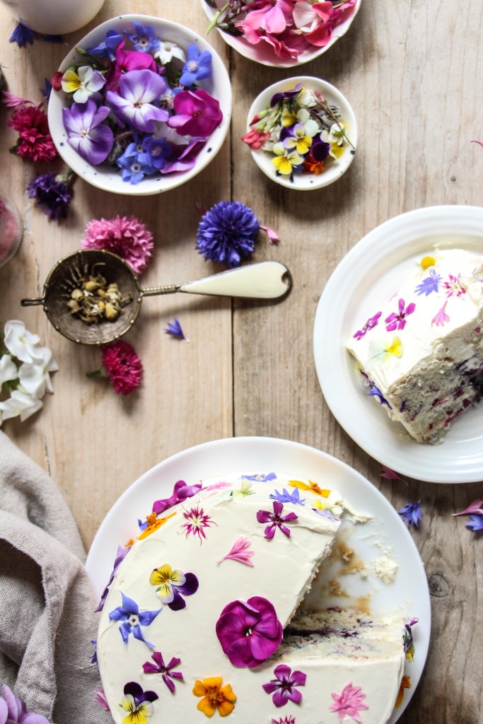 Tips on Creative Ways to Use Edible Flowers for Cakes