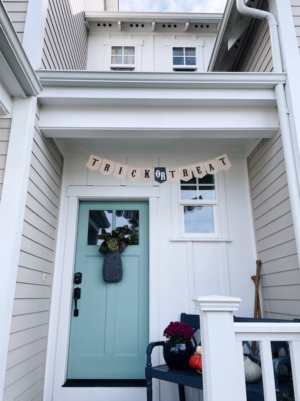 Simple Halloween Porch + Small Space Seasonal Decorating Tips
