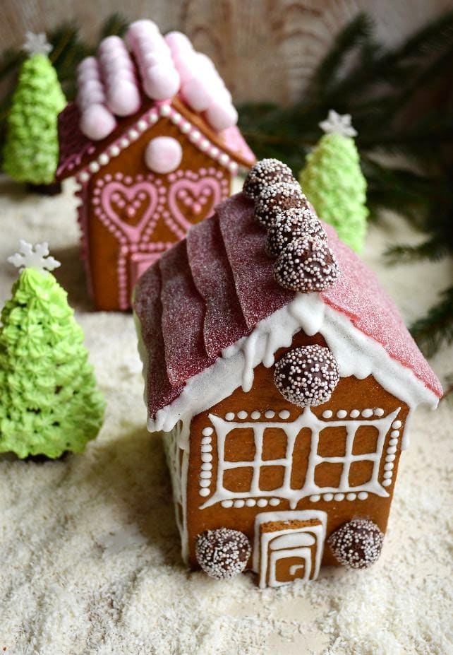 Pretty Gingerbread House Inspiration (and Family Activity!)