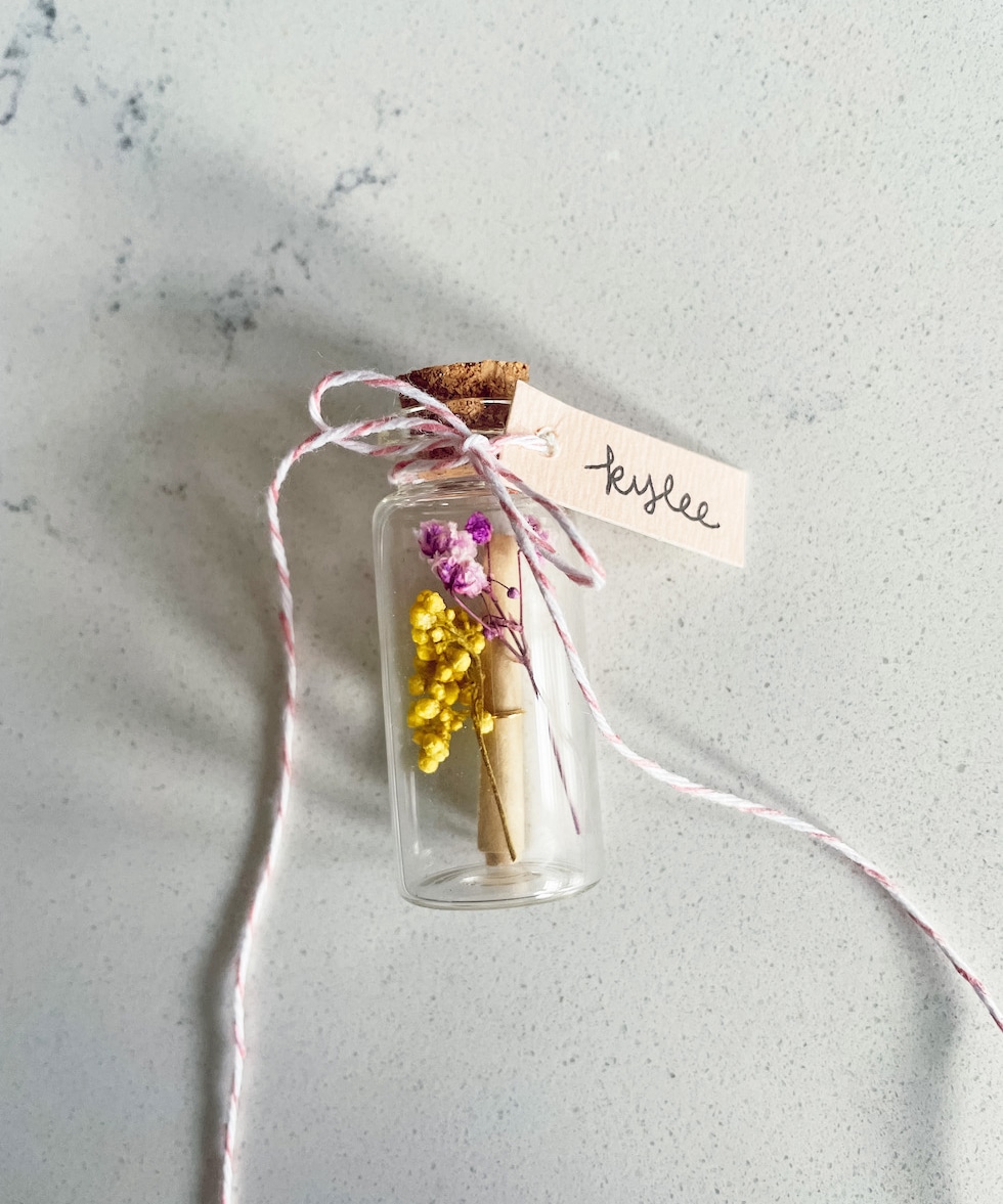 DIY Wedding: Mini Messages in a Bottle for Bridesmaids, Gifts + Place Setting