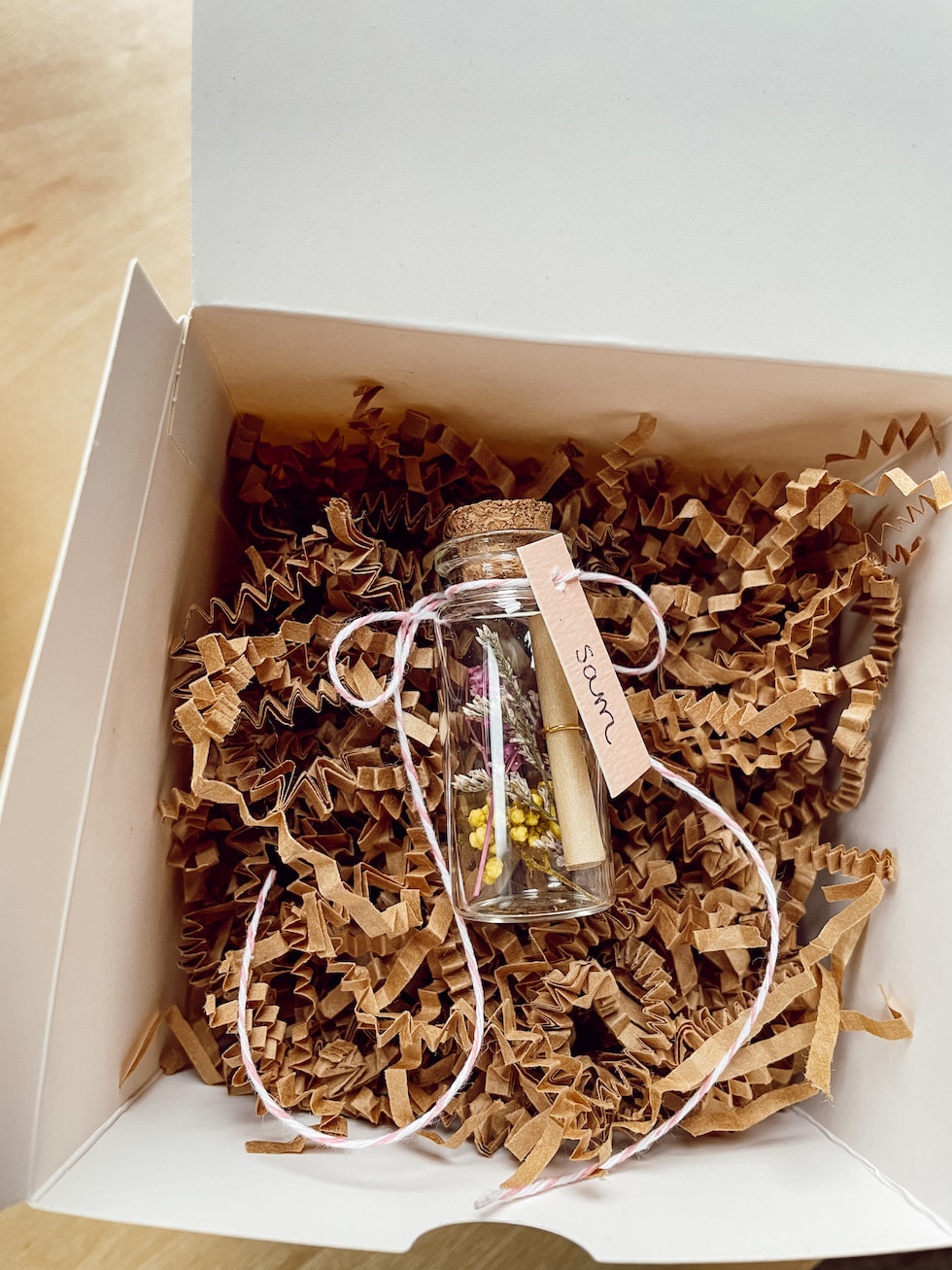DIY Wedding: Mini Messages in a Bottle for Bridesmaids, Gifts + Place Setting
