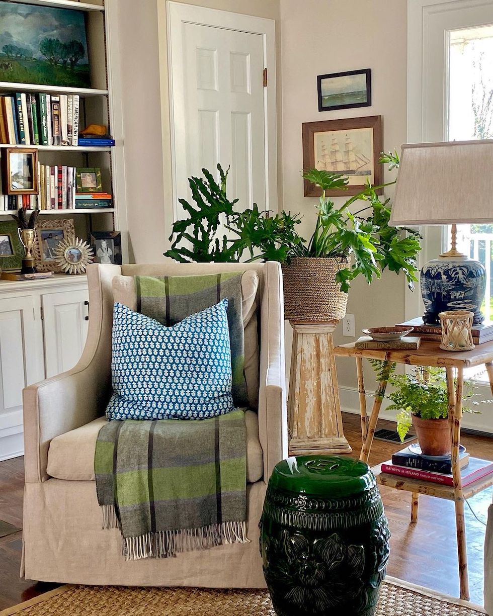 10 Ways to Decorate with Green Accents: Sunday Strolls & Scrolls