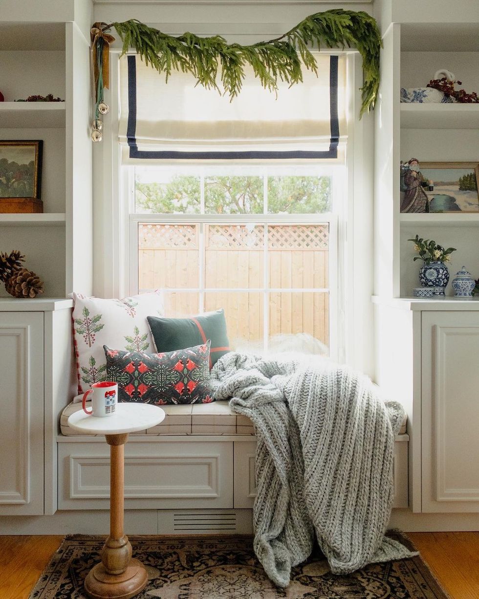 Sunday Strolls and Scrolls: Charming Christmas Homes