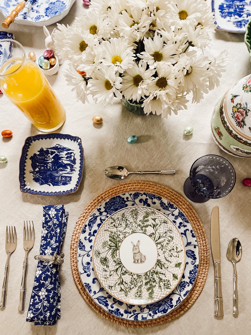 https://theinspiredroom.net/wp-content/uploads/2023/03/spring-tablescape-easter-bunny-blue-white-daisies-the-inspired-room.jpg