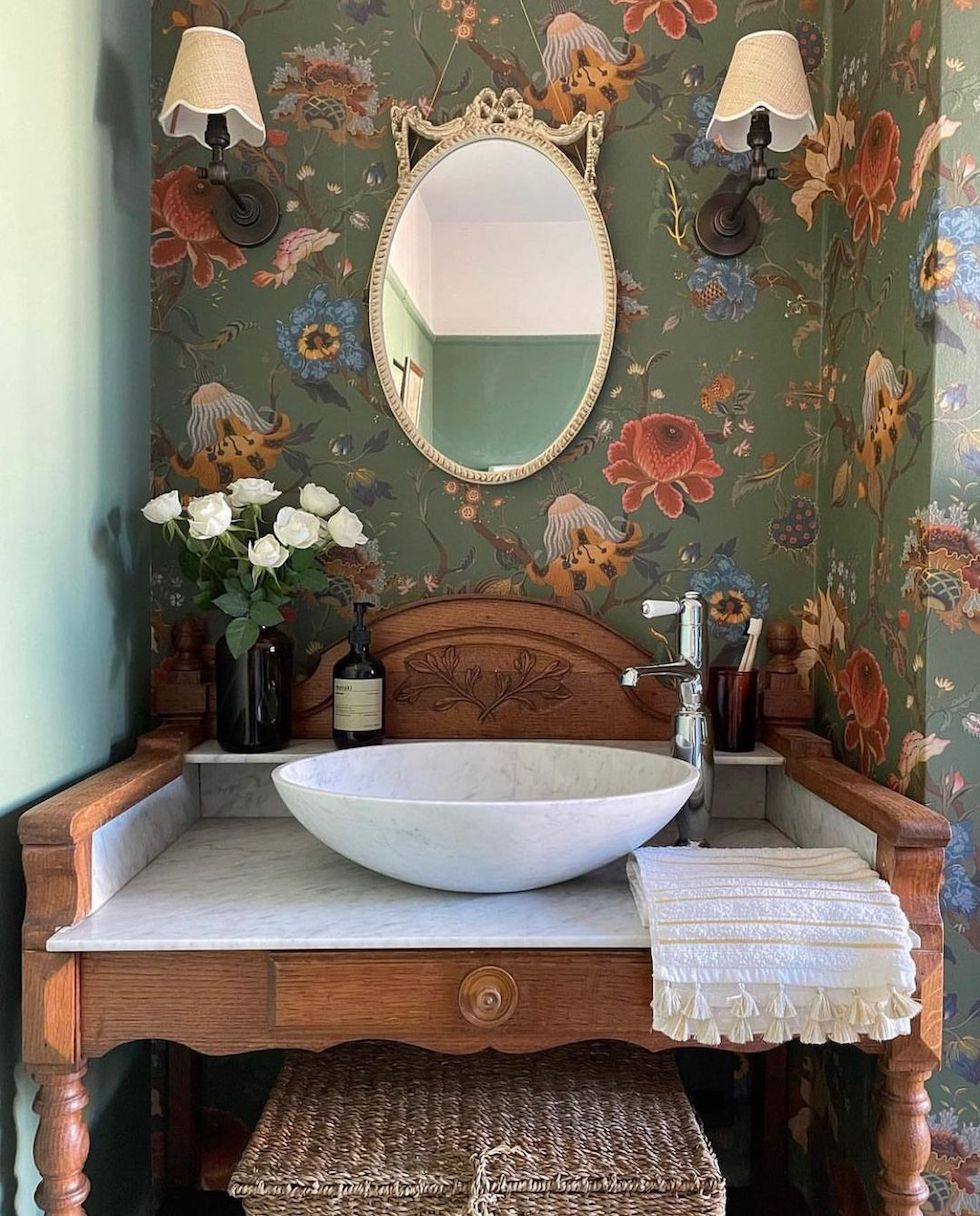 5 Beautiful + Charming Bathrooms: Sunday Strolls + Scrolls