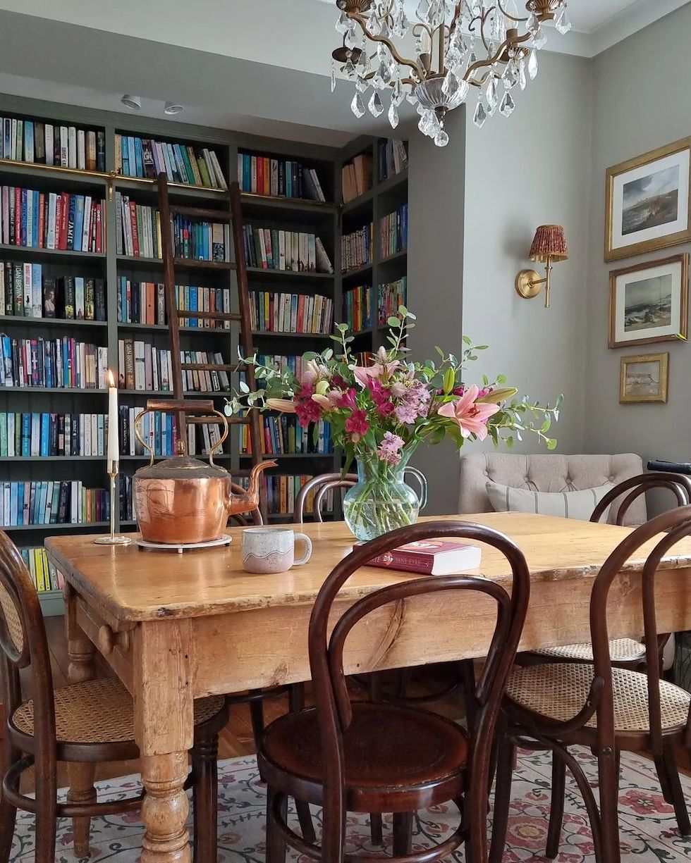 Cozy Library Nooks and Bookshelves: Sunday Strolls & Scrolls