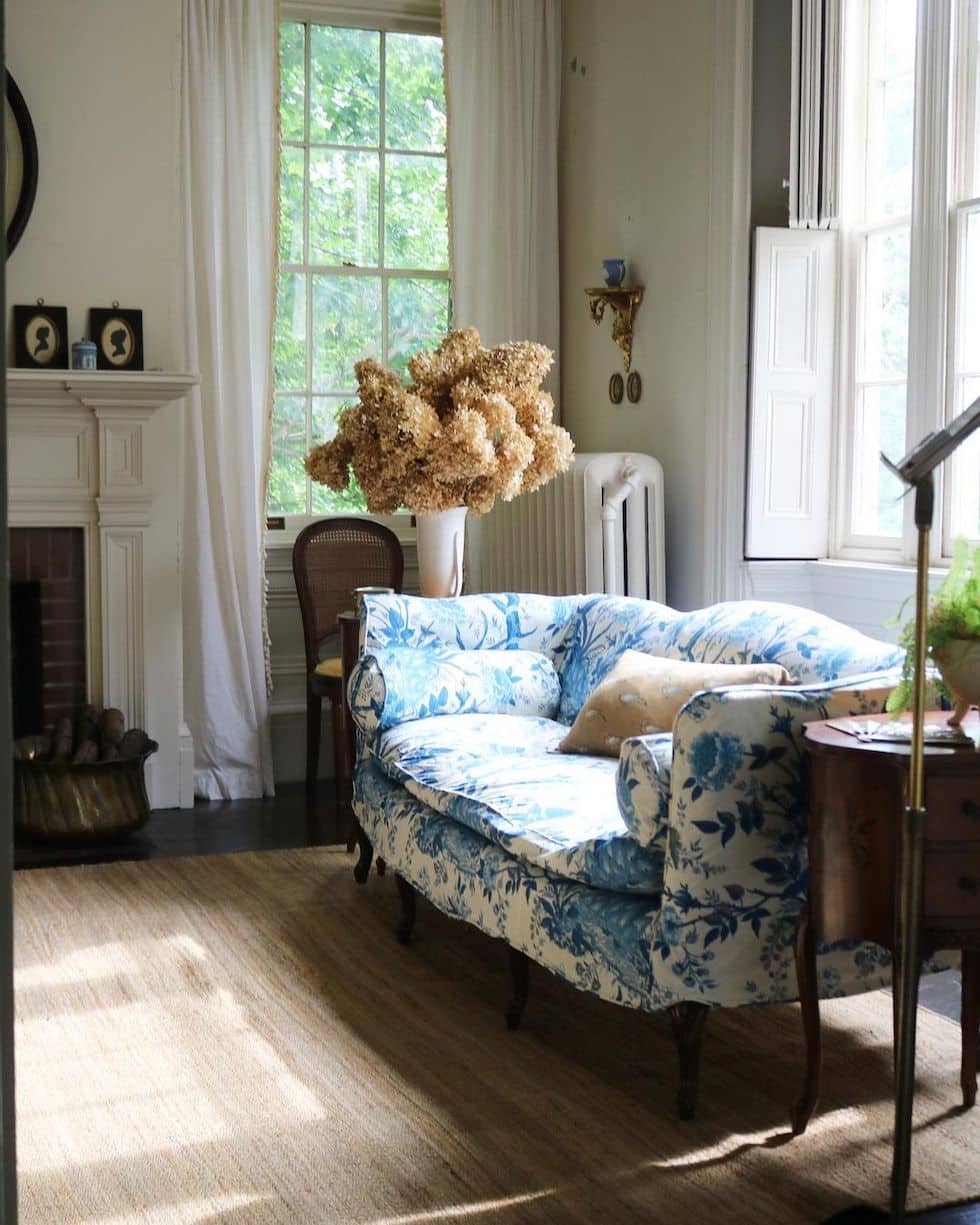 Blue and White Rooms: Sunday Strolls and Scrolls