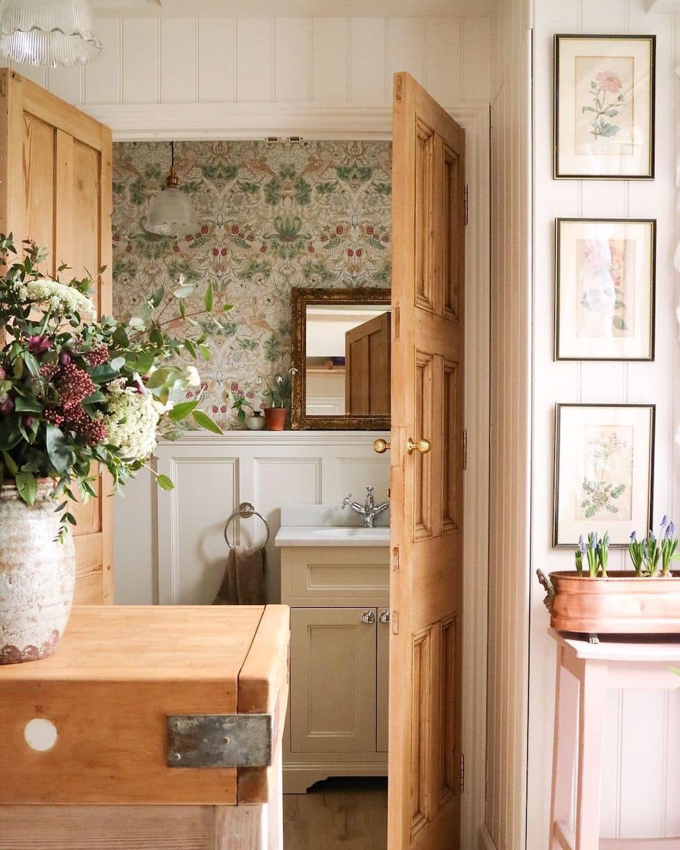 5 Lovely Bathrooms: Sunday Strolls & Scrolls