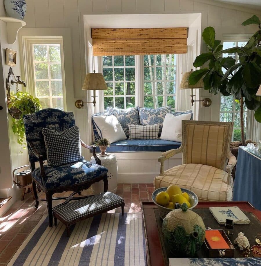 Blue and White Rooms: Sunday Strolls and Scrolls