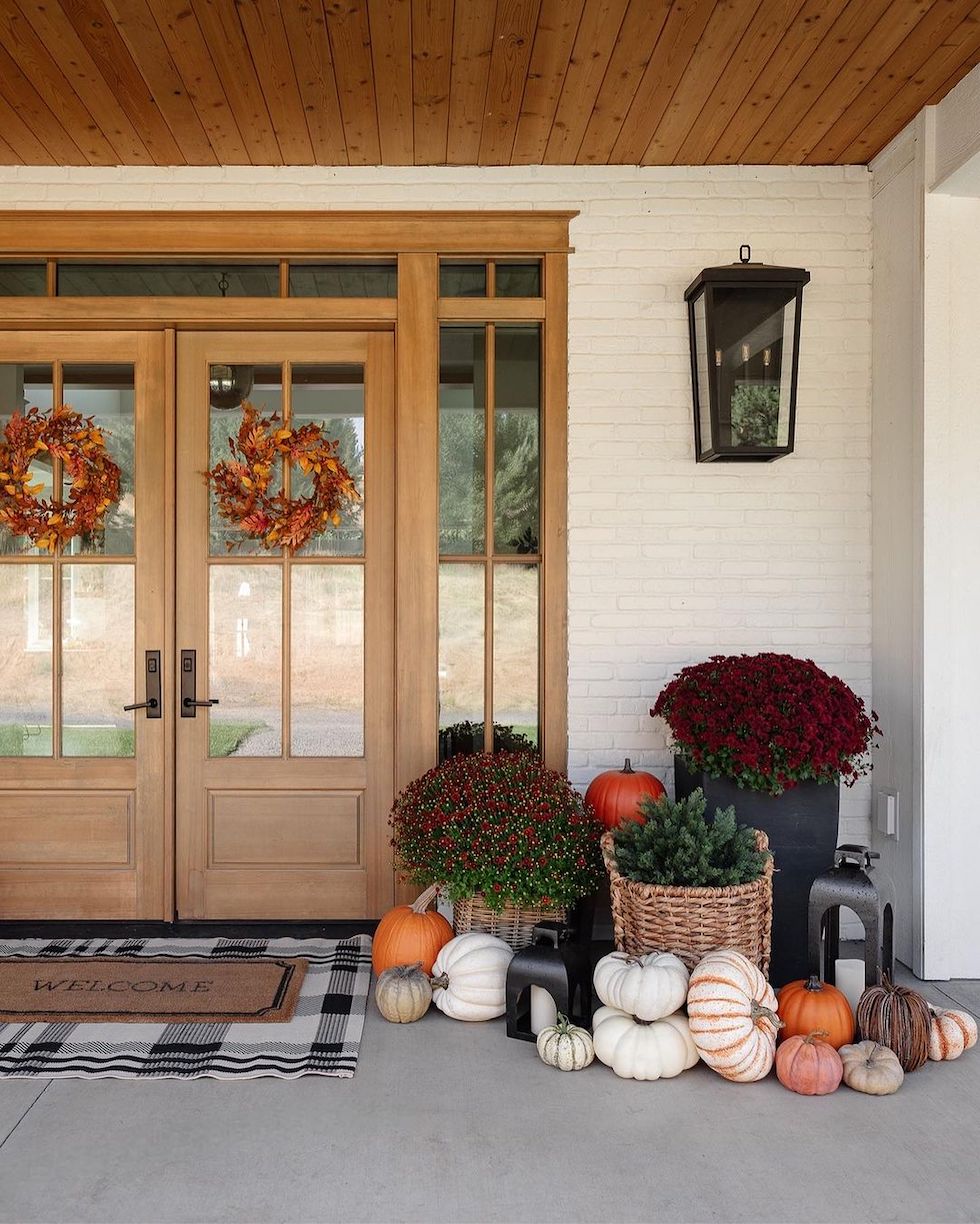 5 Beautiful Fall Porches: Sunday Strolls & Scrolls