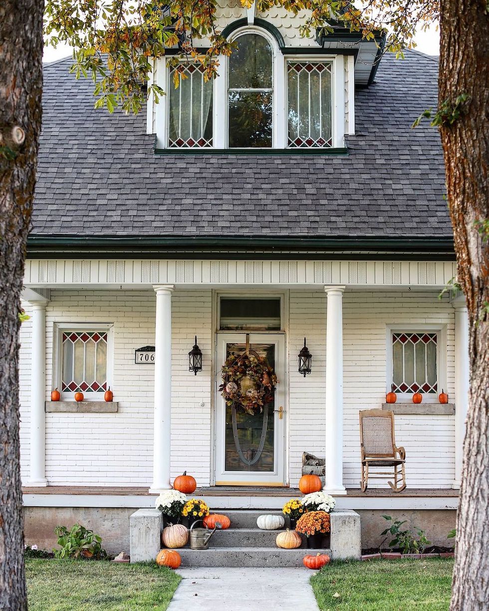 https://theinspiredroom.net/wp-content/uploads/2023/10/simple-fall-porch-pumpkins-mums-wreath-white-shingled-victorian-autumn-exterior.jpg