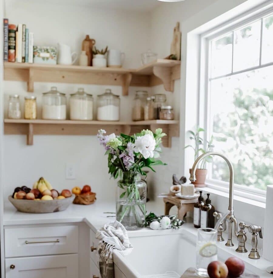 5 Charming Kitchen Sinks: Sunday Strolls & Scrolls