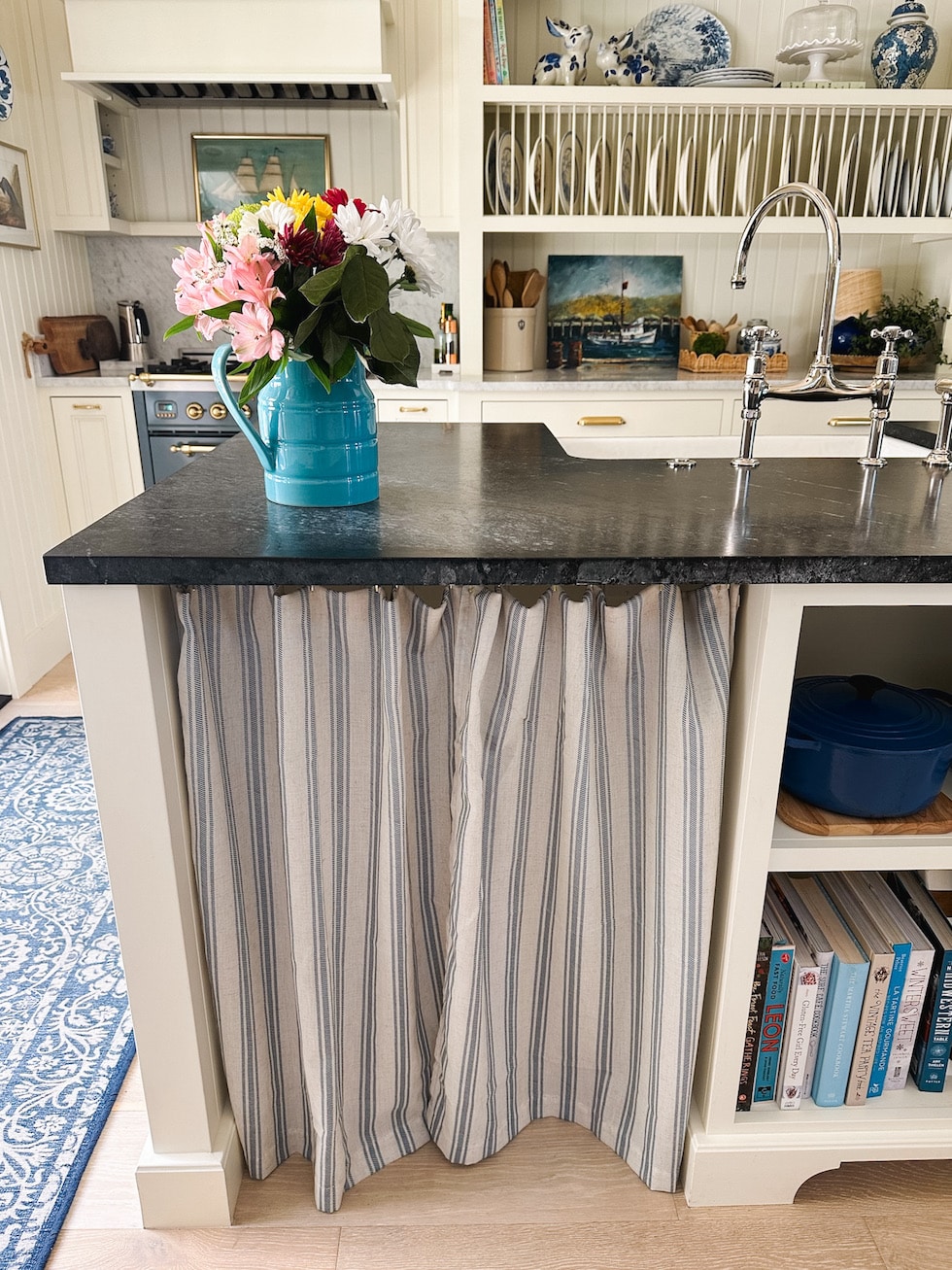 Kitchen cafe curtains and how to hang them without tools