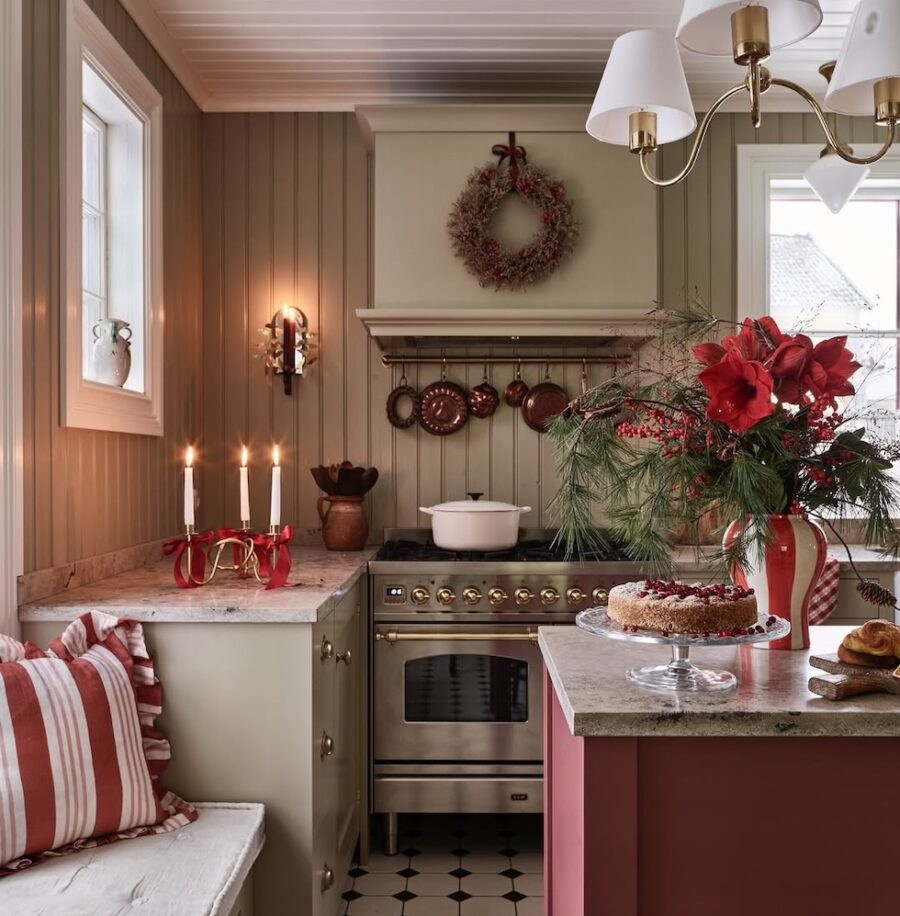 Christmas Decorating with Red: Sunday Strolls & Scrolls
