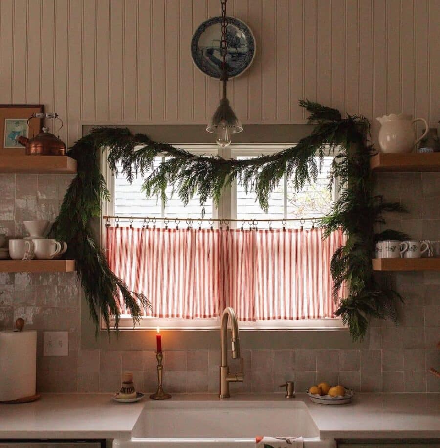 5 Cozy and Charming Christmas Homes: Sunday Strolls & Scrolls