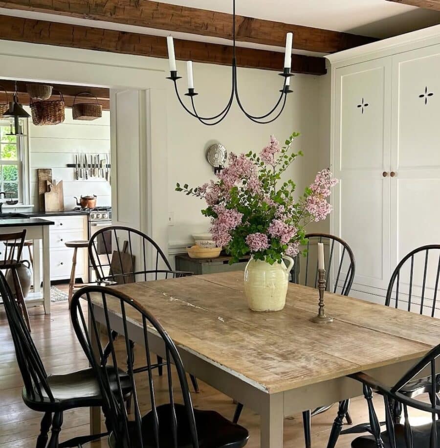 5 Beautiful Rooms with Simple Spring Decor: Sunday Strolls & Scrolls