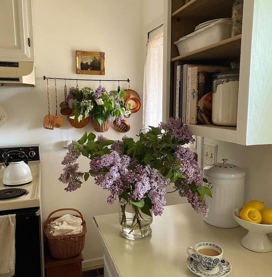 5 Cozy Cottage Kitchens That Feel Like a Warm Hug: Sunday Strolls & Scrolls